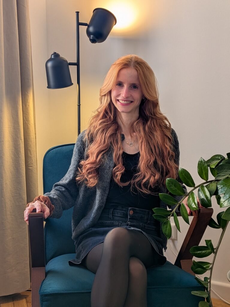 Dr.in Theresa J. S. Wallner in ihrem Therapieraum